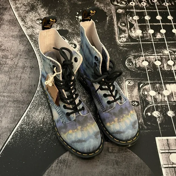 NEW Dr. Martens Boots - Picture 14 of 15